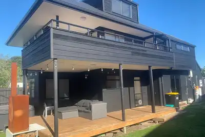 Image de Sunny Modern Beach House à 5 min à pied du Surf Club
