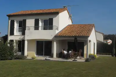 Image de Villa moderne avec plus de 1000 m2 de jardin, à côté de la piscine chauffée et terrain de golf