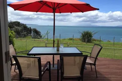 Image de Superbe Cliff Top Kiwi Bach face à la mer