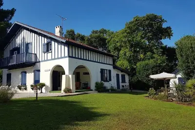 Image de Villa L'Oiseau Bleu avec grand jardin proche du centre pour 8 personnes. Wifi gratuit