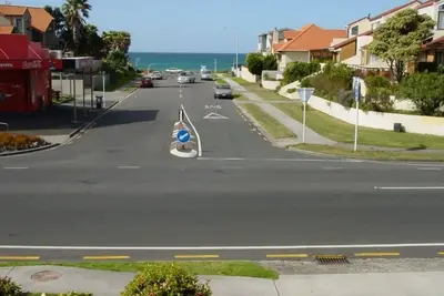 Image de Superbe maison en bord de mer, repérez les vagues qui déferlent. .