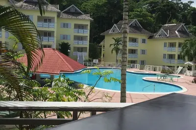 Image de L'appartement 27f est un paradis tropical décoré avec goût.