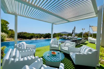 Image de Villa moderne avec immense piscine, construite dans un lieu touristique rural entouré de lacs