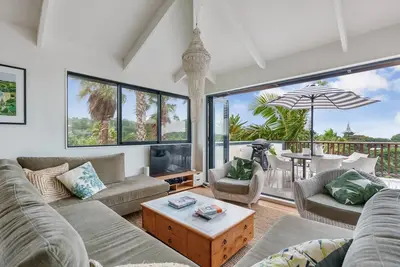 Image de The Condo - No matter the time of day, The Condo is a really lovely sun filled holiday villa located within the Waiheke Resort grounds. An impeccably presented, split-level island villa surrounded by Nikau palms, beautiful views of the Hauraki Gulf a