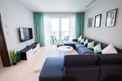 Image de Appartement moderne et lumineux Ă Al Mouj avec salle de sport et piscine