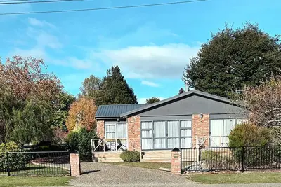 Image de Chalet confortable à 2 minutes du lac et à 5 minutes du centre-ville vue sur la montagne fraîche
