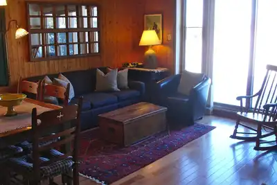 Image de condo de charme, récemment rénové, décoré avec des antiquités canadiens-français