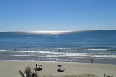 Image de Belle Couverture De Plage Pour 11 Personnes - Meia Praia, Itapema / Sc
