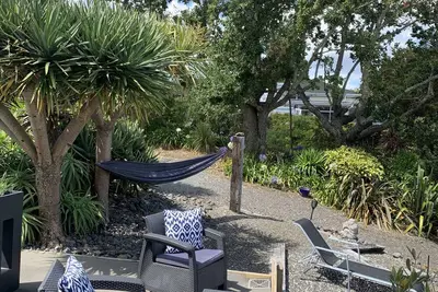 Image de Mer, brousse et jardins entourent l'appartement Mason Lane