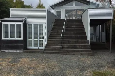 Image de Superbe maison au bord du lac. Vue sur les montagnes.