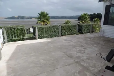Image de C'est le seul bach de kiwi immaculé au bord de l'eau!