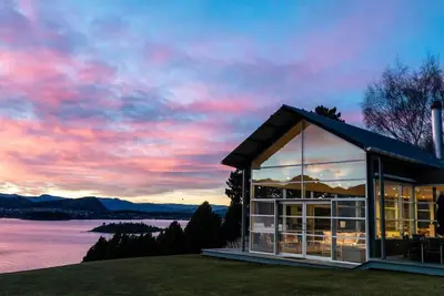 Image de Vue imprenable sur le lac et la montagne depuis ce lodge de luxe
