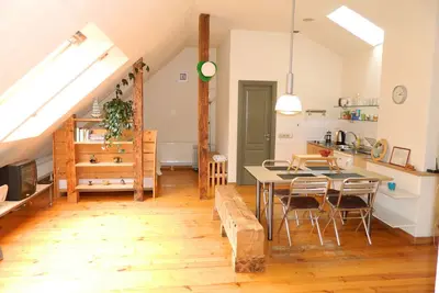 Image de Studio mansardé dans la vieille ville sur la place Livu