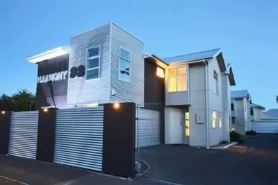 Image de Logement familial et de groupe spacieux et ensoleillé