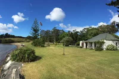 Image de Waterfront Historic Homestead avec rampe de mise à l'eau