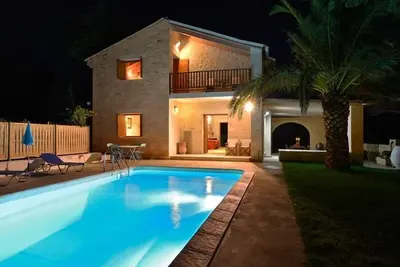 Image de Une villa en pierre avec une vue magnifique sur la mer, à seulement 250 mètres de la plage de sable