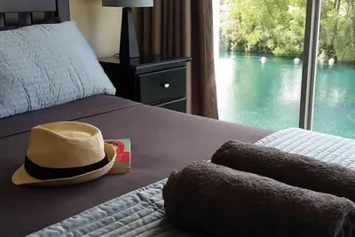 Image de Appartement pieds dans l'eau, wifi gratuit, piscine et kayaks gratuits. Emplacement central