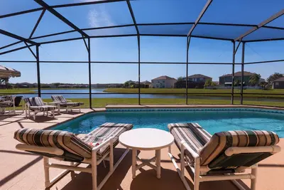 Image de Villa exécutive de 4 chambres et 3 salles de bain avec vue sur le lac et grande piscine orientée sud avec spa