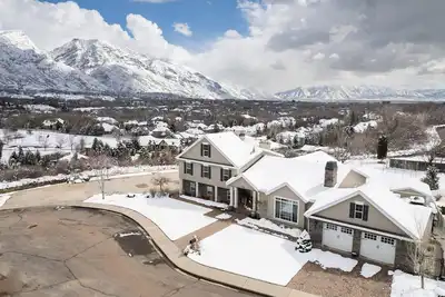 Image de Family Gathering Place with Views, Firepit, Pickleball Court, & Trampoline
