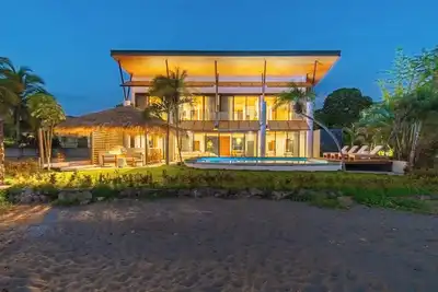 Image de Incroyable 5 bd / 5 ba en bord de mer Villa Infinity piscine avec entretien ménager