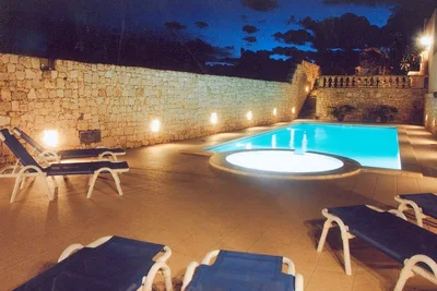 Image de Magnifique maison de 5 chambres de caractère avec une grande piscine et la terrasse ensoleillée