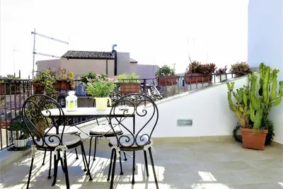 Image de Appartement avec terrasse sur toits typiques et vue mer. 2 salles de bain