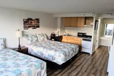 Image de Chambre studio récemment rénovée avec deux lits queen, cuisine complète et salle de bain complète