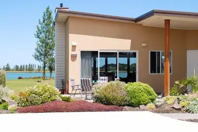 Image de Chaleureux et paisible avec vue imprenable sur le lac.