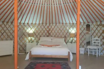 Image de Yourte mongole unique, romantique, isolée avec piscine privée, 5 couchages, wifi,