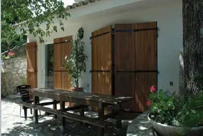 Image de Joli gîte au rez de chaussée dans un joli mas arboré et avec piscine