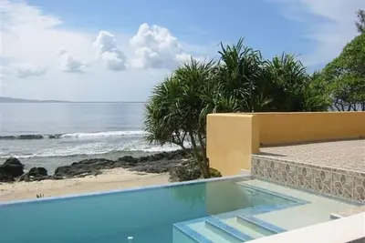 Image de Casa d'inspiration française unique - privée, calme et une propriété totalement en bord de mer