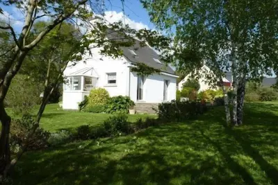 Image de maison avec grande terrasse et jardin cloturé