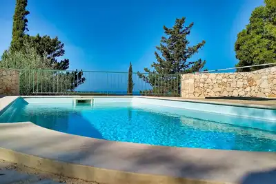 Boutique boutique chalet en pierre avec piscine privée, idéal pour un couple de lune de miel