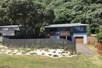 Image de Comfy Beachfront Family Bach
