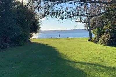 Image de Parfait kiwi bach sur le bord du lac Rotorua