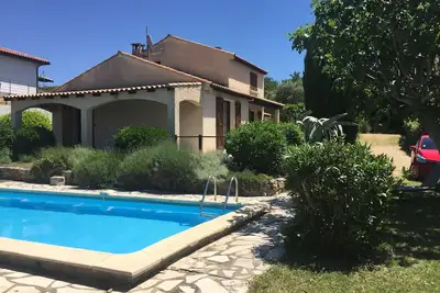 Image de prop. Piscine (clôturée), Climatisation, Wi-Fi, Smart Tv, Proche de la mer, Gr. Jardin, comf. Éch.