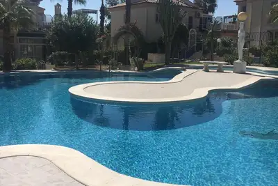 Exclusif appartement face à la piscine et à de beaux jardins paysagés