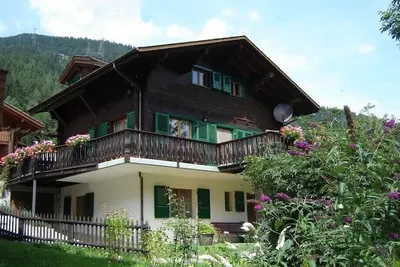 Image de Grand chalet avec sauna, 3 salles de bain, à quelques minutes du téléphérique, internet