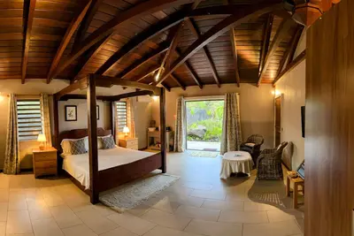Image de 5 * grande chambre avec salle de bains avec douche à l'italienne et baignoire sur pieds