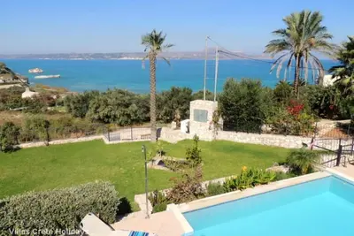 Villa de 3 chambres, piscine chauffée, vue imprenable sur la mer et la montagne, près de la plage.
