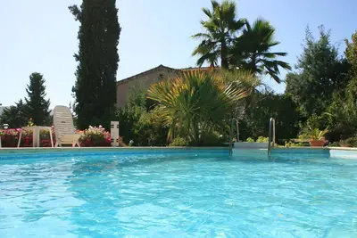 Image de Très Beau T2, Rdc villa avec piscine et très beau jardin méditerranéen!