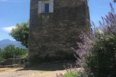 Image de Vivez authenticité et charme d'un village intemporel dans une maison chaleureuse