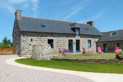 Image de Gîte groupe 12 ou 14 places (2 ch Pmr dans longère en pierres avec jardin)