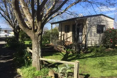 Image de Cottage récemment rénové dans un jardin tranquille