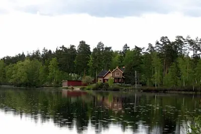 Image de Magnifique Maison de la culture par le lac. Au cœur d'une magnifique réserve naturelle