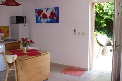 Location au coeur du massif de l'Estérel, à mi-chemin de Cannes et Fréjus. 3 ***