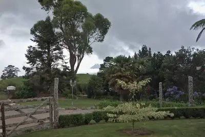 Image de Gîte rural-grand jardin et vue sur la ferme.