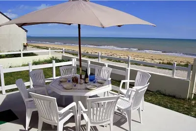 Image de maison vue sur mer, pieds dans l'eau tout confort
