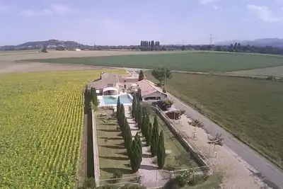 Image de fermette en pierres dans campagne