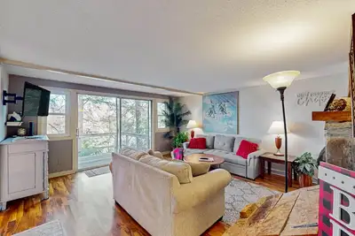 Image de Copropriété de montagne avec lumière naturelle - près du pavillon de ski et du balcon couvert